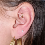 Gaatjes zetten in het zachte gedeelte van het oor